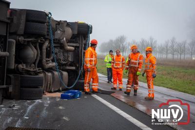 Bulkvrachtwagen kantelt op N50 bij Ens, weg urenlang afgesloten i.v.m. berging. - © NWVFoto.nl