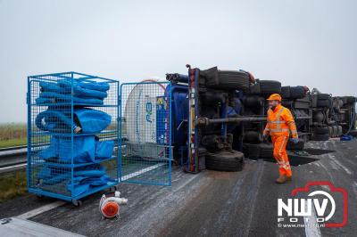 Bulkvrachtwagen kantelt op N50 bij Ens, weg urenlang afgesloten i.v.m. berging. - © NWVFoto.nl