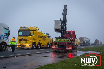 Bulkvrachtwagen kantelt op N50 bij Ens, weg urenlang afgesloten i.v.m. berging. - © NWVFoto.nl