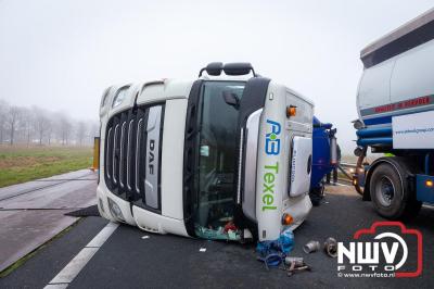 Bulkvrachtwagen kantelt op N50 bij Ens, weg urenlang afgesloten i.v.m. berging. - © NWVFoto.nl