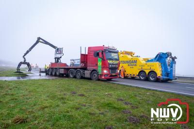 Bulkvrachtwagen kantelt op N50 bij Ens, weg urenlang afgesloten i.v.m. berging. - © NWVFoto.nl