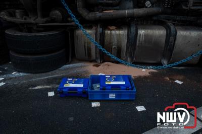 Bulkvrachtwagen kantelt op N50 bij Ens, weg urenlang afgesloten i.v.m. berging. - © NWVFoto.nl