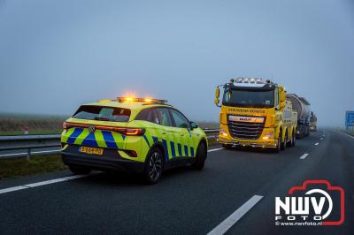 Bulkvrachtwagen kantelt op N50 bij Ens, weg urenlang afgesloten i.v.m. berging. - © NWVFoto.nl