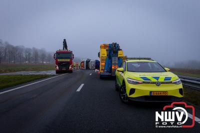 Bulkvrachtwagen kantelt op N50 bij Ens, weg urenlang afgesloten i.v.m. berging. - © NWVFoto.nl