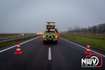 Bulkvrachtwagen kantelt op N50 bij Ens, weg urenlang afgesloten i.v.m. berging. - © NWVFoto.nl