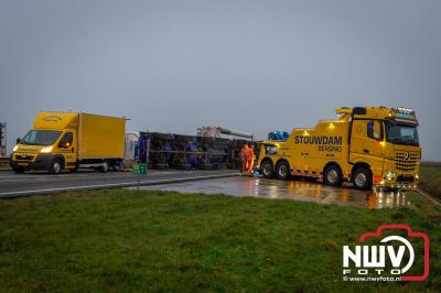 Bulkvrachtwagen kantelt op N50 bij Ens, weg urenlang afgesloten i.v.m. berging. - © NWVFoto.nl