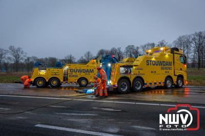 Bulkvrachtwagen kantelt op N50 bij Ens, weg urenlang afgesloten i.v.m. berging. - © NWVFoto.nl