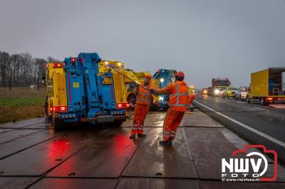 Bulkvrachtwagen kantelt op N50 bij Ens, weg urenlang afgesloten i.v.m. berging. - © NWVFoto.nl