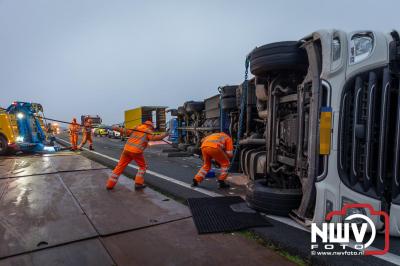 Bulkvrachtwagen kantelt op N50 bij Ens, weg urenlang afgesloten i.v.m. berging. - © NWVFoto.nl