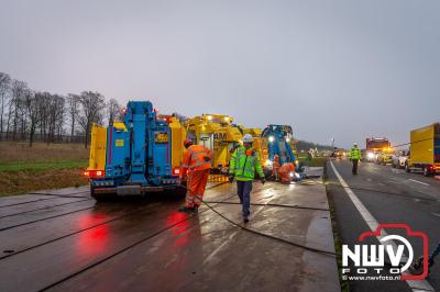 Bulkvrachtwagen kantelt op N50 bij Ens, weg urenlang afgesloten i.v.m. berging. - © NWVFoto.nl