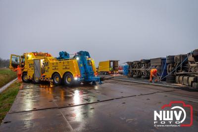 Bulkvrachtwagen kantelt op N50 bij Ens, weg urenlang afgesloten i.v.m. berging. - © NWVFoto.nl