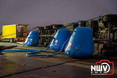 Bulkvrachtwagen kantelt op N50 bij Ens, weg urenlang afgesloten i.v.m. berging. - © NWVFoto.nl