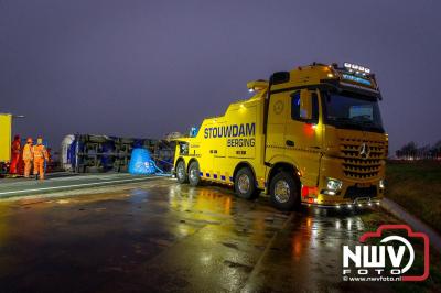 Bulkvrachtwagen kantelt op N50 bij Ens, weg urenlang afgesloten i.v.m. berging. - © NWVFoto.nl