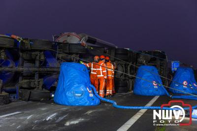 Bulkvrachtwagen kantelt op N50 bij Ens, weg urenlang afgesloten i.v.m. berging. - © NWVFoto.nl