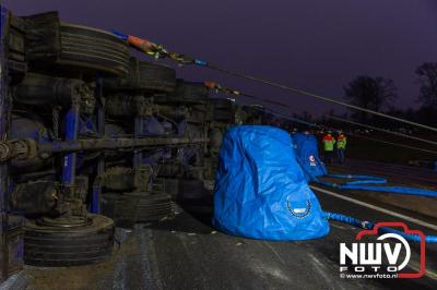 Bulkvrachtwagen kantelt op N50 bij Ens, weg urenlang afgesloten i.v.m. berging. - © NWVFoto.nl