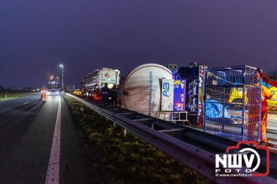 Bulkvrachtwagen kantelt op N50 bij Ens, weg urenlang afgesloten i.v.m. berging. - © NWVFoto.nl