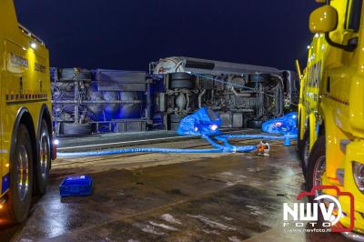 Bulkvrachtwagen kantelt op N50 bij Ens, weg urenlang afgesloten i.v.m. berging. - © NWVFoto.nl