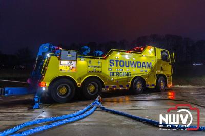 Bulkvrachtwagen kantelt op N50 bij Ens, weg urenlang afgesloten i.v.m. berging. - © NWVFoto.nl