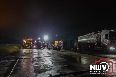 Bulkvrachtwagen kantelt op N50 bij Ens, weg urenlang afgesloten i.v.m. berging. - © NWVFoto.nl