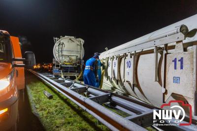 Bulkvrachtwagen kantelt op N50 bij Ens, weg urenlang afgesloten i.v.m. berging. - © NWVFoto.nl