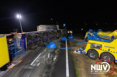 Bulkvrachtwagen kantelt op N50 bij Ens, weg urenlang afgesloten i.v.m. berging. - © NWVFoto.nl