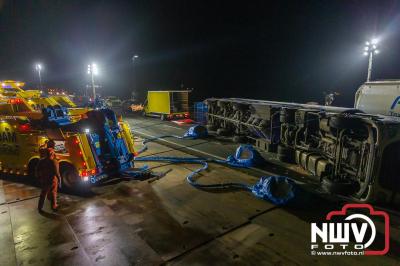 Bulkvrachtwagen kantelt op N50 bij Ens, weg urenlang afgesloten i.v.m. berging. - © NWVFoto.nl