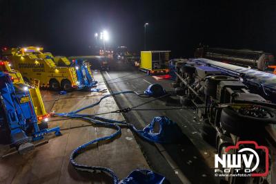 Bulkvrachtwagen kantelt op N50 bij Ens, weg urenlang afgesloten i.v.m. berging. - © NWVFoto.nl