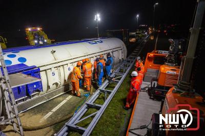 Bulkvrachtwagen kantelt op N50 bij Ens, weg urenlang afgesloten i.v.m. berging. - © NWVFoto.nl