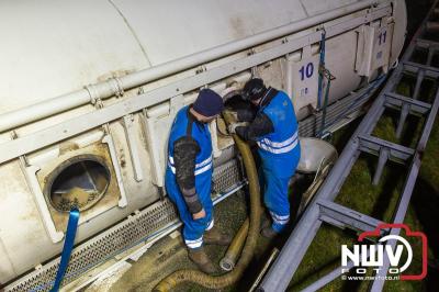 Bulkvrachtwagen kantelt op N50 bij Ens, weg urenlang afgesloten i.v.m. berging. - © NWVFoto.nl