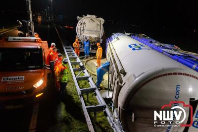 Bulkvrachtwagen kantelt op N50 bij Ens, weg urenlang afgesloten i.v.m. berging. - © NWVFoto.nl