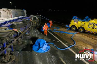 Bulkvrachtwagen kantelt op N50 bij Ens, weg urenlang afgesloten i.v.m. berging. - © NWVFoto.nl