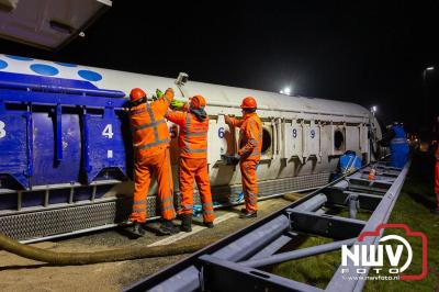 Bulkvrachtwagen kantelt op N50 bij Ens, weg urenlang afgesloten i.v.m. berging. - © NWVFoto.nl