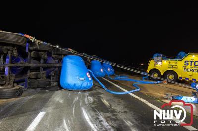 Bulkvrachtwagen kantelt op N50 bij Ens, weg urenlang afgesloten i.v.m. berging. - © NWVFoto.nl