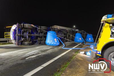 Bulkvrachtwagen kantelt op N50 bij Ens, weg urenlang afgesloten i.v.m. berging. - © NWVFoto.nl