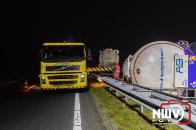 Bulkvrachtwagen kantelt op N50 bij Ens, weg urenlang afgesloten i.v.m. berging. - © NWVFoto.nl