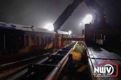 Bulkvrachtwagen kantelt op N50 bij Ens, weg urenlang afgesloten i.v.m. berging. - © NWVFoto.nl