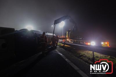 Bulkvrachtwagen kantelt op N50 bij Ens, weg urenlang afgesloten i.v.m. berging. - © NWVFoto.nl