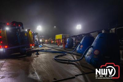 Bulkvrachtwagen kantelt op N50 bij Ens, weg urenlang afgesloten i.v.m. berging. - © NWVFoto.nl