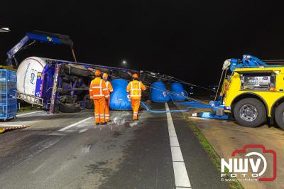 Bulkvrachtwagen kantelt op N50 bij Ens, weg urenlang afgesloten i.v.m. berging. - © NWVFoto.nl