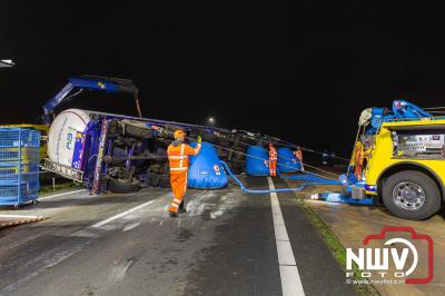 Bulkvrachtwagen kantelt op N50 bij Ens, weg urenlang afgesloten i.v.m. berging. - © NWVFoto.nl