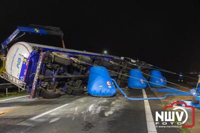 Bulkvrachtwagen kantelt op N50 bij Ens, weg urenlang afgesloten i.v.m. berging. - © NWVFoto.nl