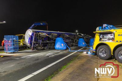 Bulkvrachtwagen kantelt op N50 bij Ens, weg urenlang afgesloten i.v.m. berging. - © NWVFoto.nl