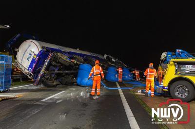 Bulkvrachtwagen kantelt op N50 bij Ens, weg urenlang afgesloten i.v.m. berging. - © NWVFoto.nl