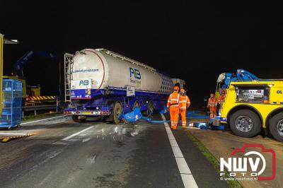 Bulkvrachtwagen kantelt op N50 bij Ens, weg urenlang afgesloten i.v.m. berging. - © NWVFoto.nl