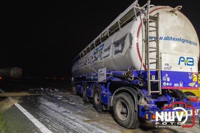 Bulkvrachtwagen kantelt op N50 bij Ens, weg urenlang afgesloten i.v.m. berging. - © NWVFoto.nl