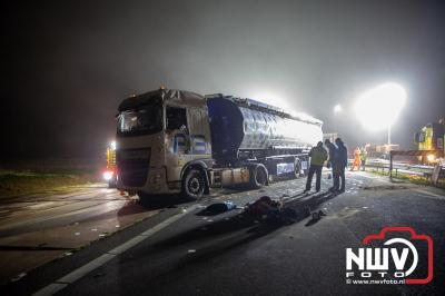 Bulkvrachtwagen kantelt op N50 bij Ens, weg urenlang afgesloten i.v.m. berging. - © NWVFoto.nl