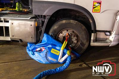 Bulkvrachtwagen kantelt op N50 bij Ens, weg urenlang afgesloten i.v.m. berging. - © NWVFoto.nl