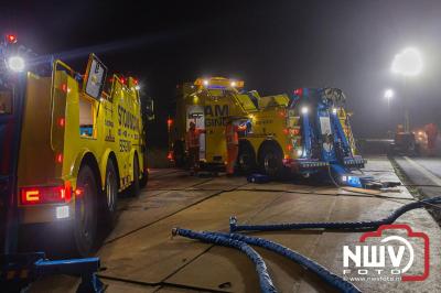 Bulkvrachtwagen kantelt op N50 bij Ens, weg urenlang afgesloten i.v.m. berging. - © NWVFoto.nl