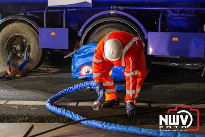 Bulkvrachtwagen kantelt op N50 bij Ens, weg urenlang afgesloten i.v.m. berging. - © NWVFoto.nl