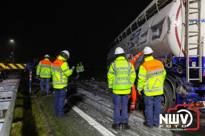 Bulkvrachtwagen kantelt op N50 bij Ens, weg urenlang afgesloten i.v.m. berging. - © NWVFoto.nl